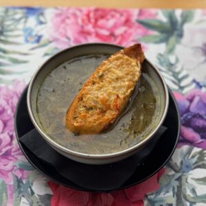 Zupa cebulowa z grzanką serową (vege)